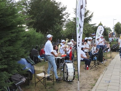 902516 Afbeelding van leden van muziekvereniging De Bazuin De Meern die spelen langs het parcours van de ...